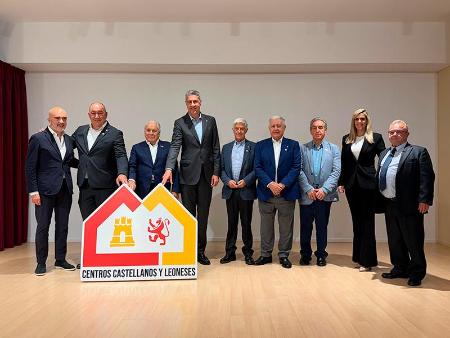 Imagen Miguel Ángel de Vicente visita en Barcelona el Hogar Centro Castellano y Leonés de Cataluña, invitado por el segoviano Claudio García,...
