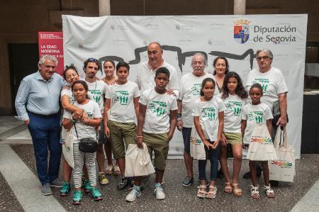 Imagen Los niños y niñas del programa 'Vacaciones en Paz' reciben en cariño de la provincia en una recepción presidida por Miguel Ángel de...