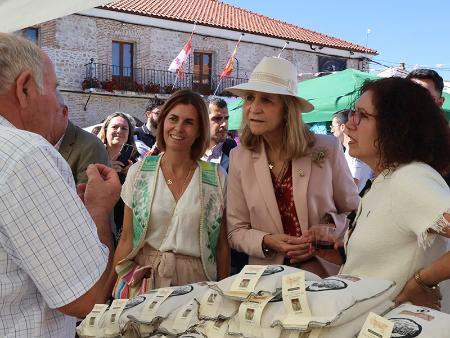 Imagen Labajos acoge, con una gran respuesta del público, la Caravana de Alimentos de Segovia en su séptima Feria del Garbanzo, que ha...