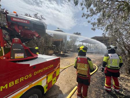 Imagen Atrás  Los bomberos de la Diputación demuestran su madurez en el incendio de Brieva, cumpliendo su competencia en los núcleos urbanos...